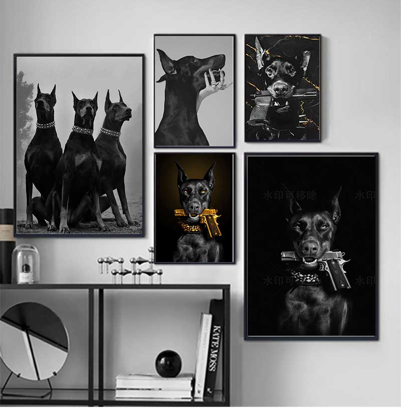 Photography Trend - Modernes schwarzes Dobermann-Hundeposter mit goldener Pistole,